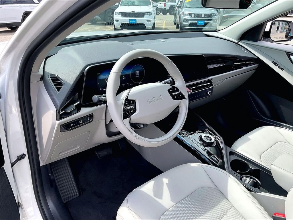 Used 2023 White Kia Wind image 8