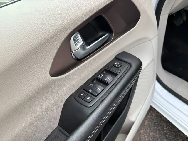 Used 2023 White Chrysler LX image 18