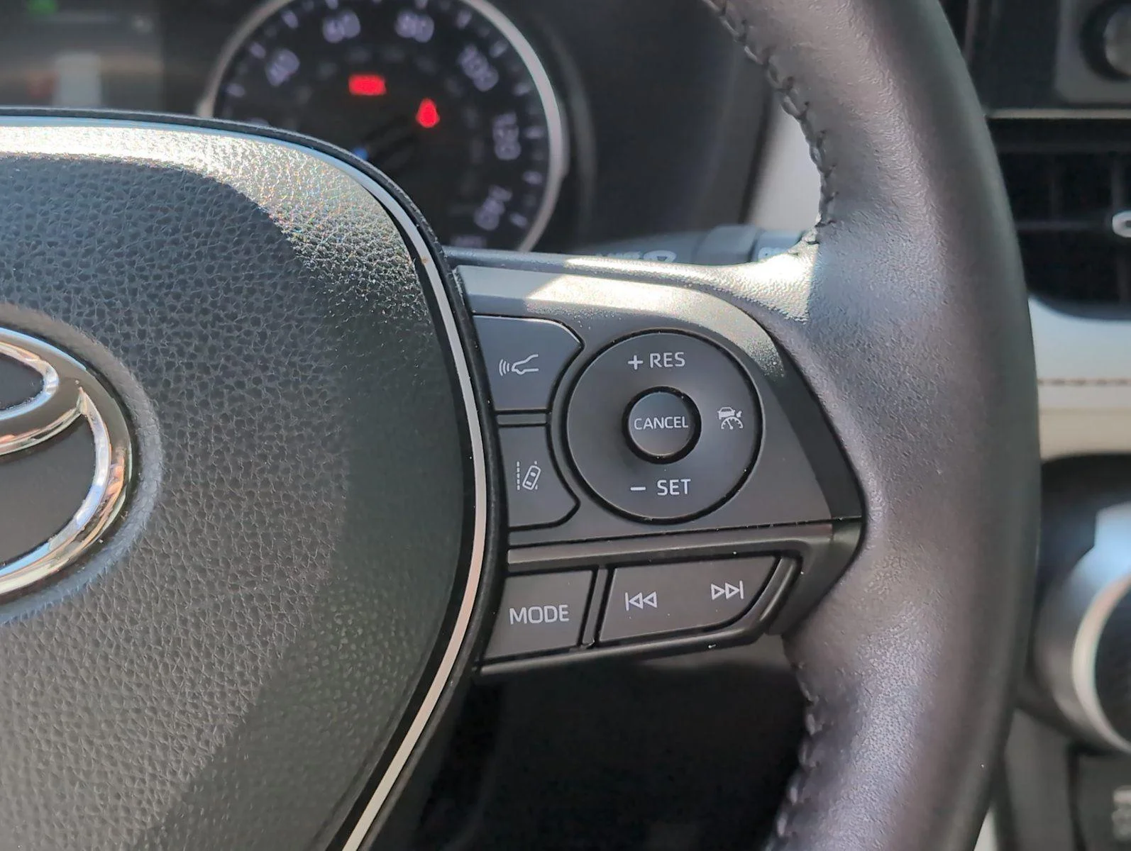 Used 2022 Blizzard Pearl Toyota Hybrid XLE Premium image 30