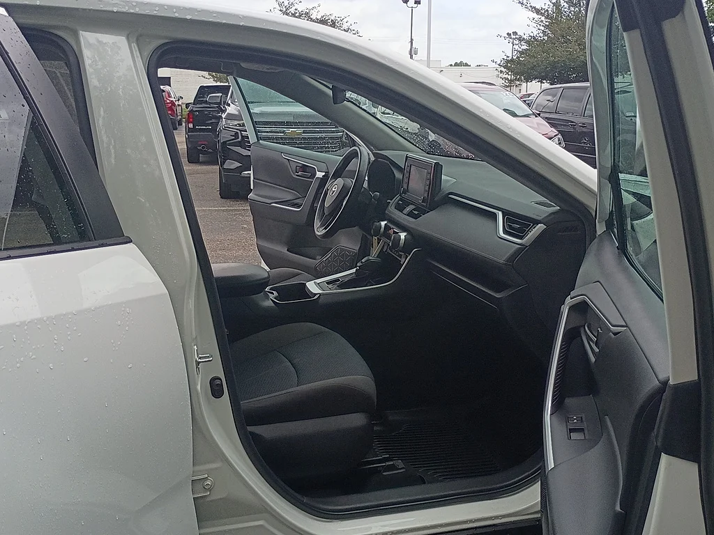 Used 2022 White Toyota LE image 16