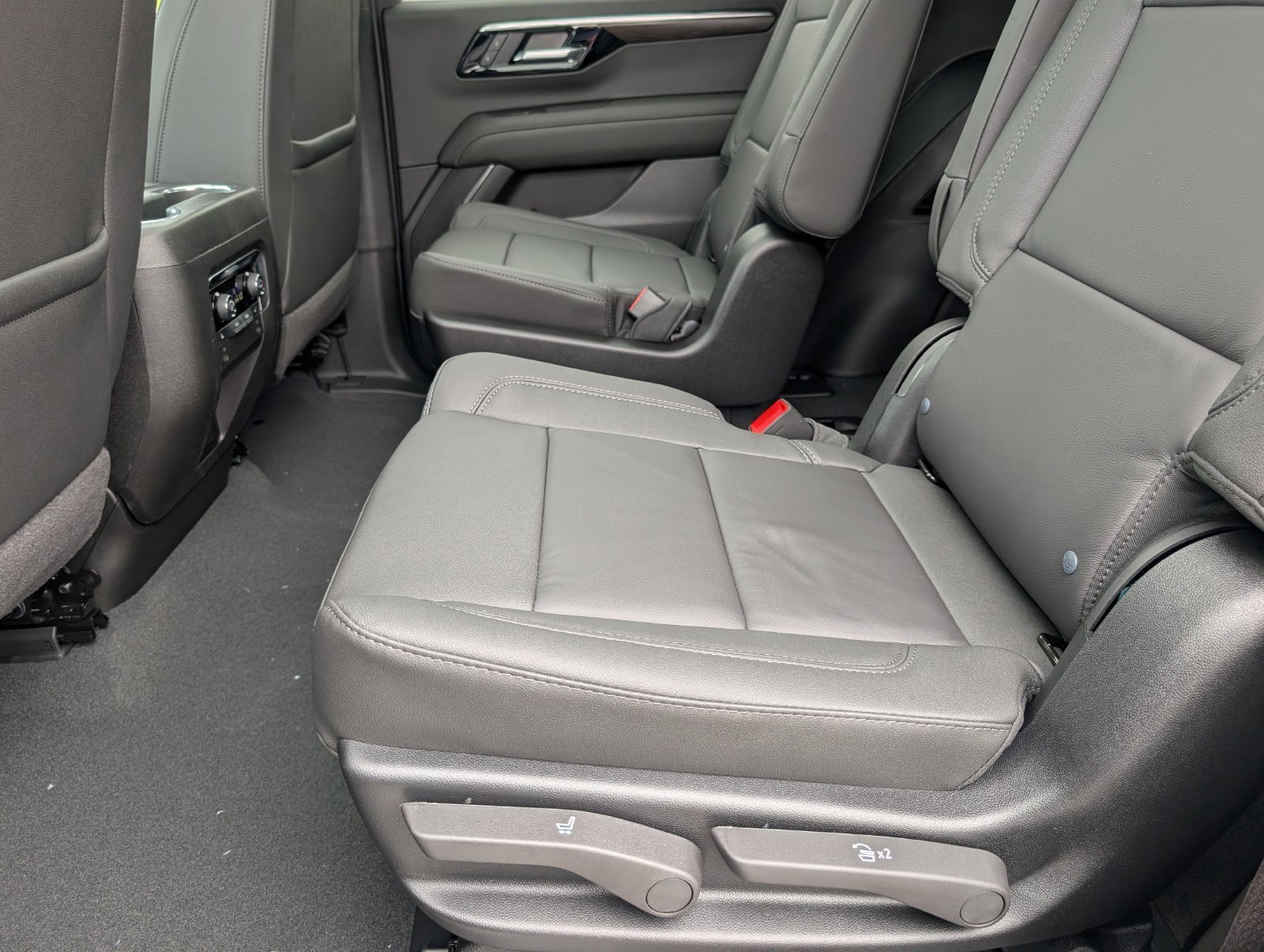 2027 Chevrolet Tahoe Z71 - Photo 8