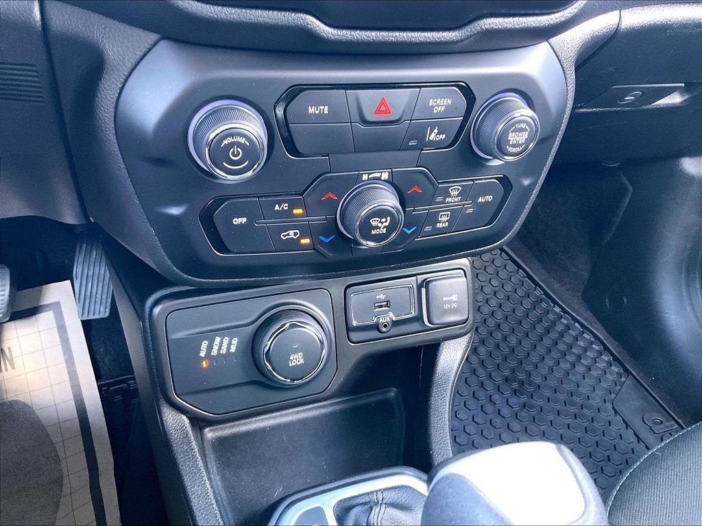 Used 2023 Black Clearcoat Jeep Latitude image 24