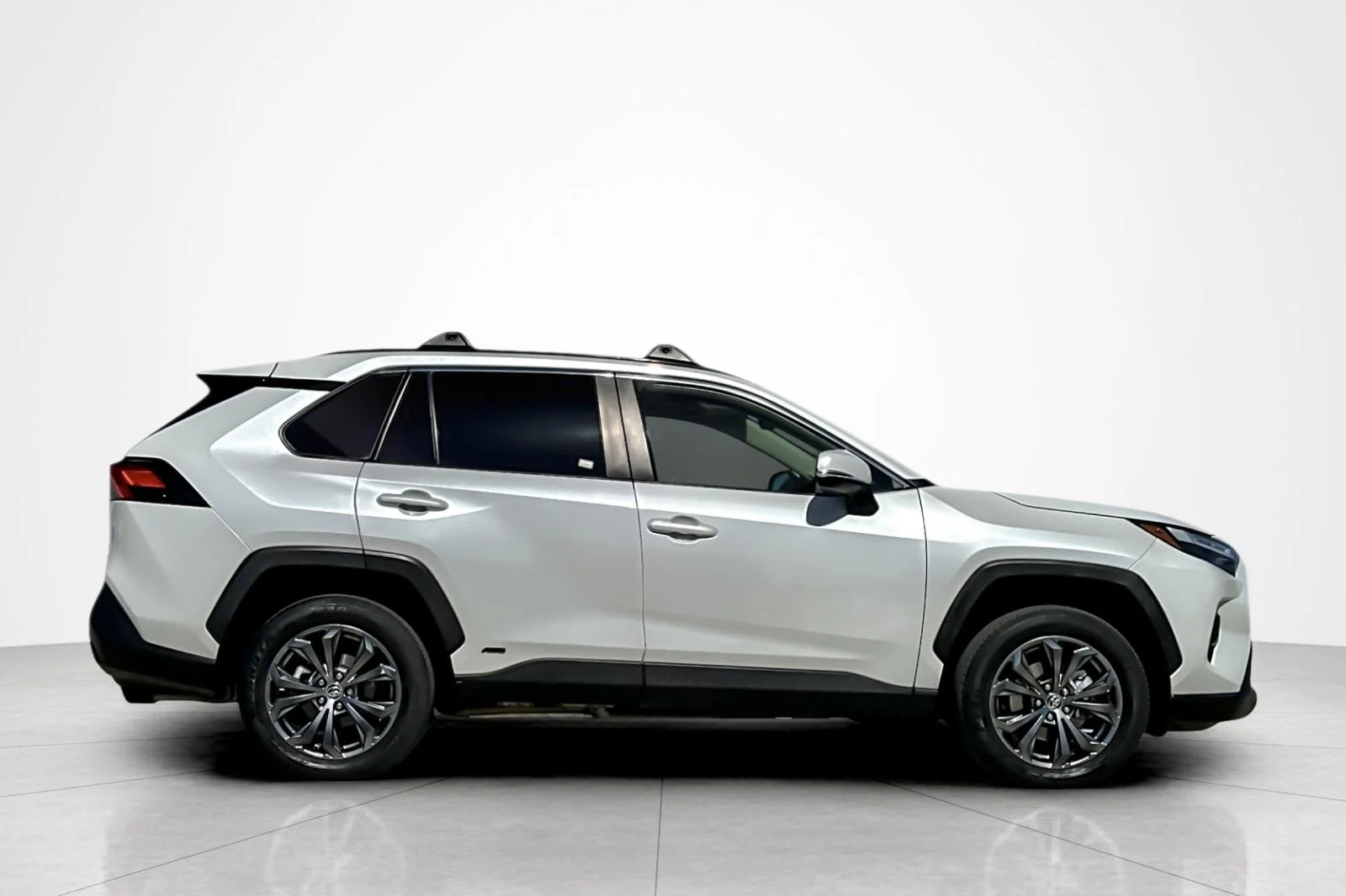 Used 2024 Wind Chill Pearl Toyota Hybrid XLE Premium image 6