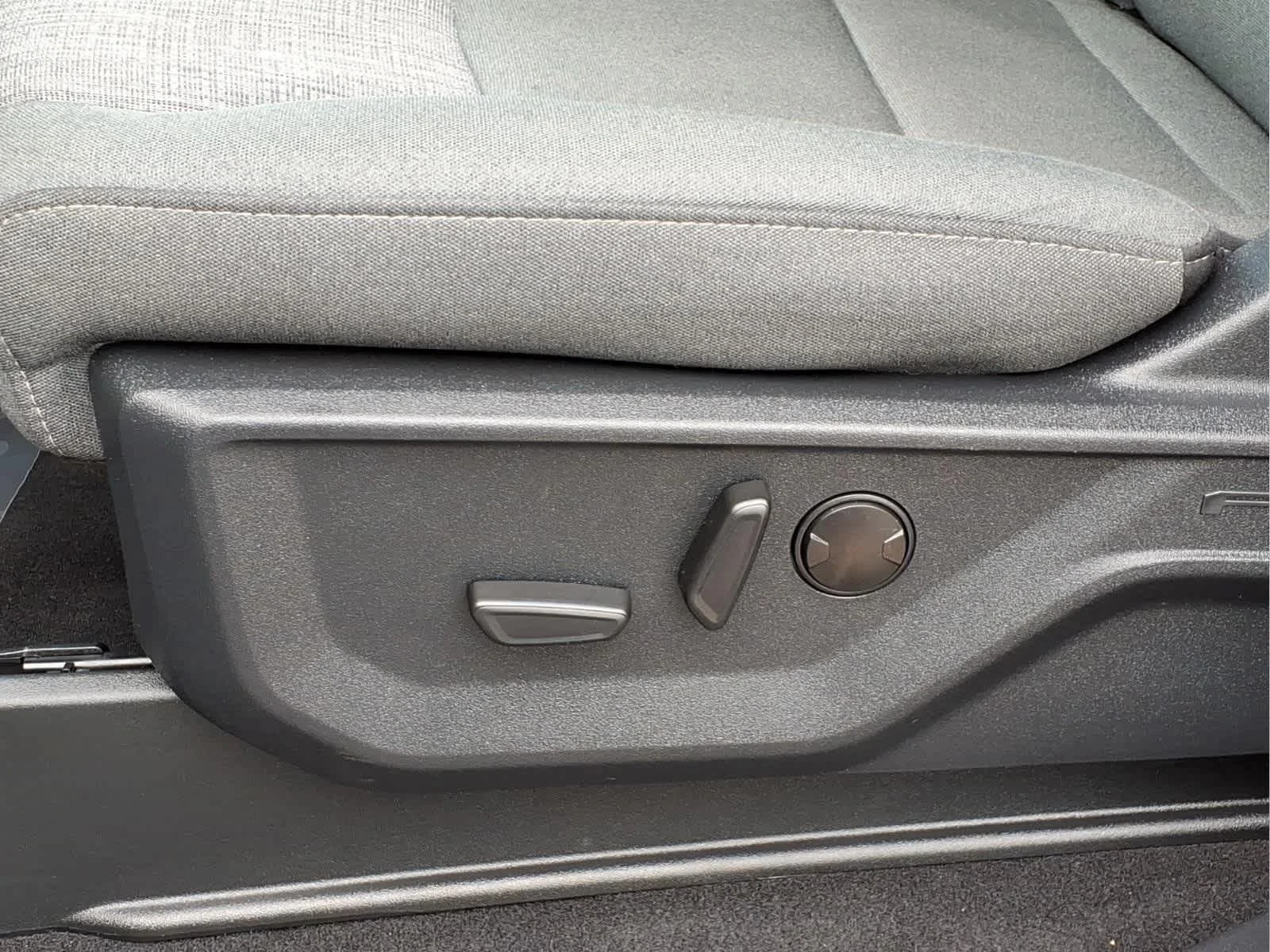 Used 2023 Avalanche Gray Ford XLT image 16