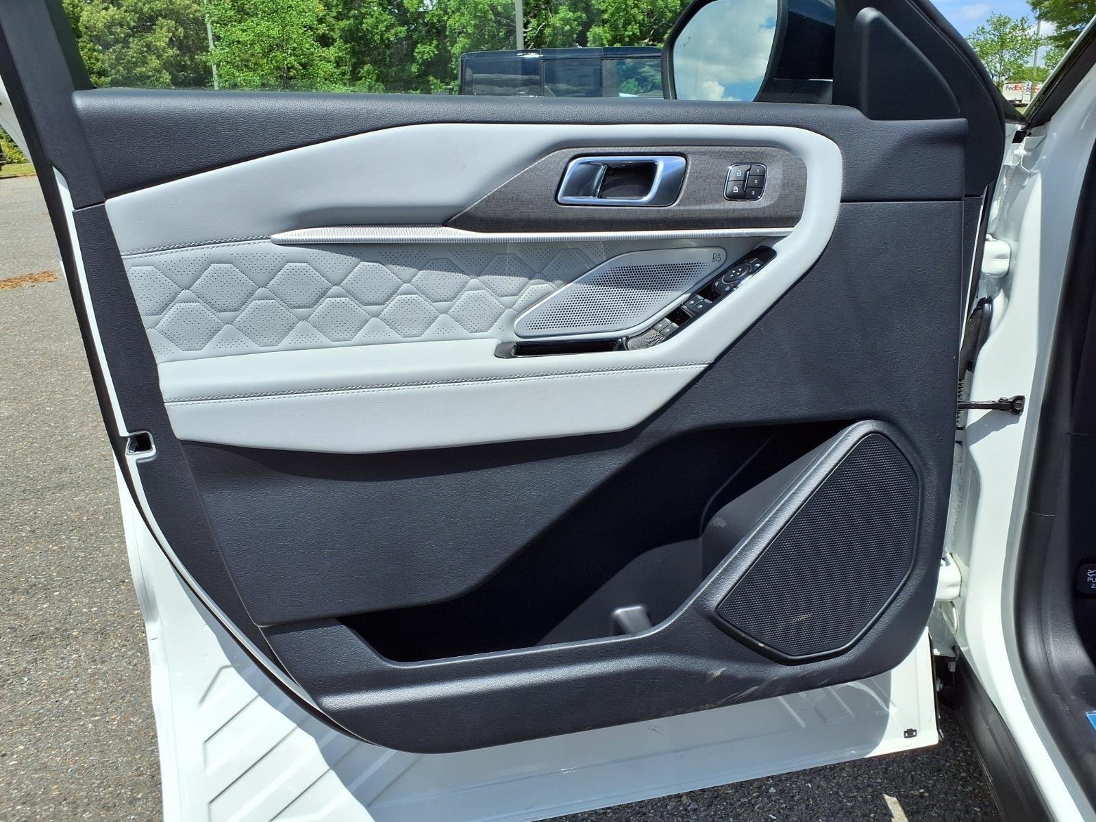 New 2026 Star White Metallic Tri-Coat Ford Platinum™ image 30