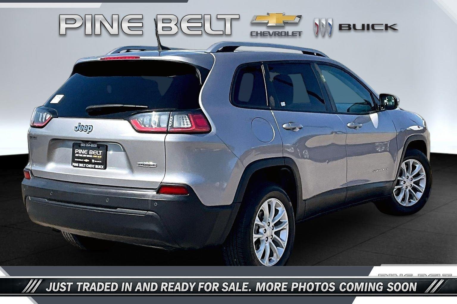 Used 2020 Silver Jeep Latitude FWD image 11
