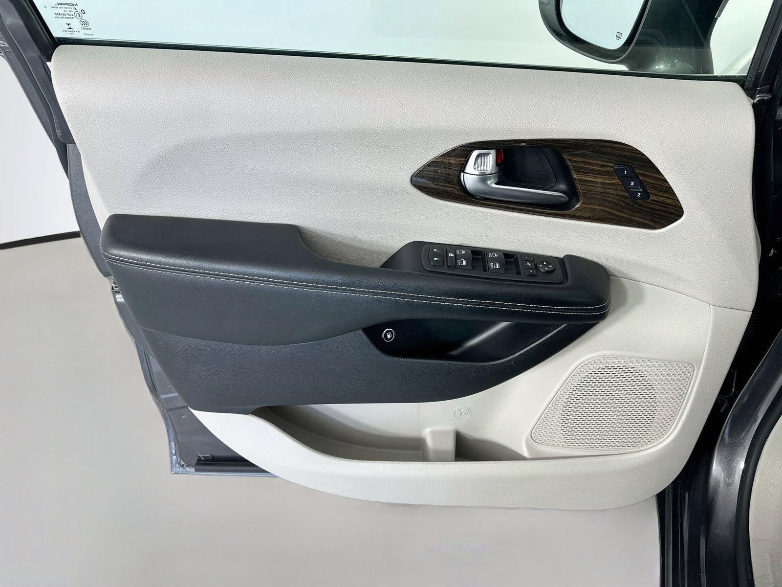 2021 Chrysler Pacifica Hybrid Limited - Photo 25