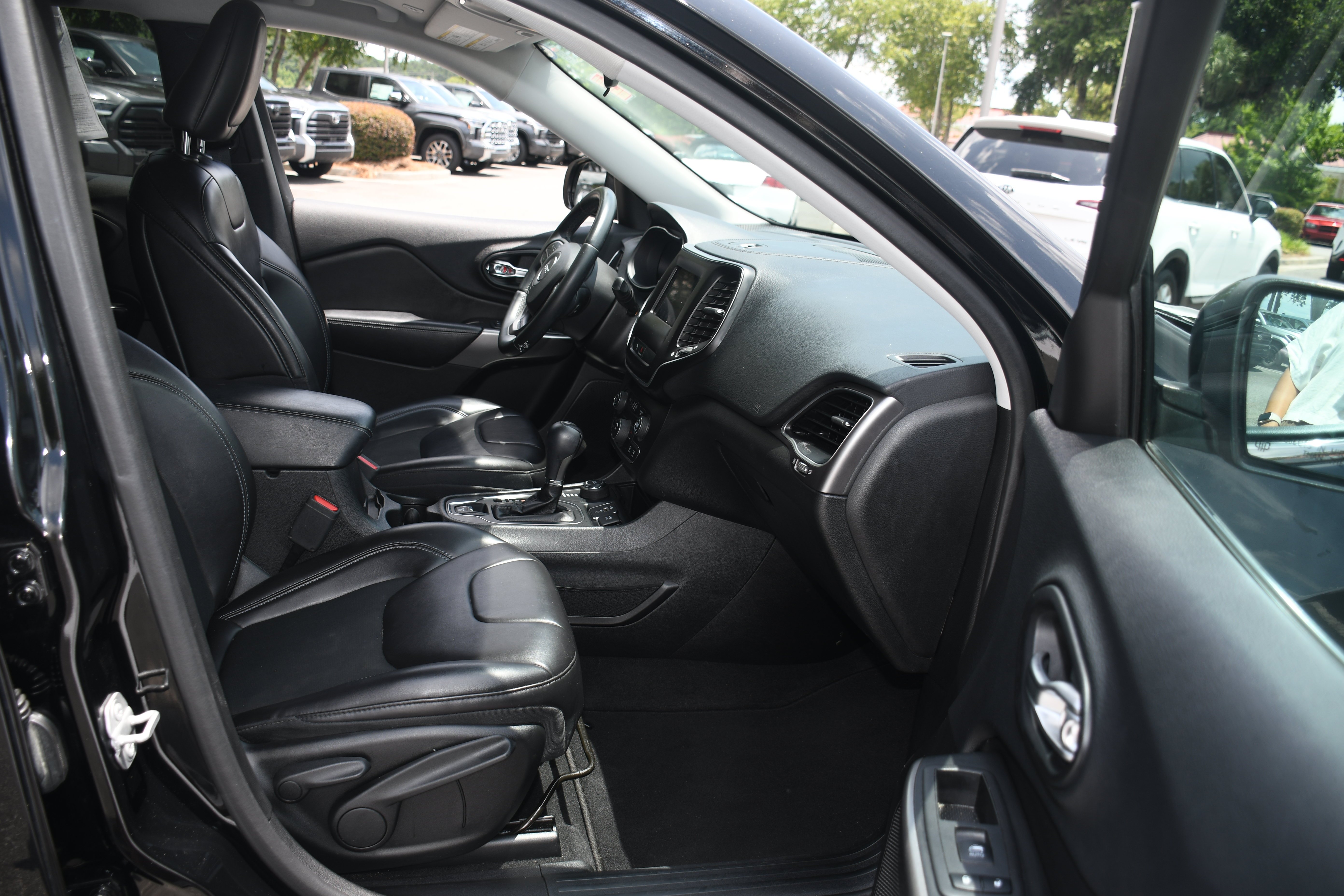 Used 2019 Black Jeep Latitude Plus image 19