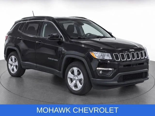 Used 2021  Jeep Latitude image 2