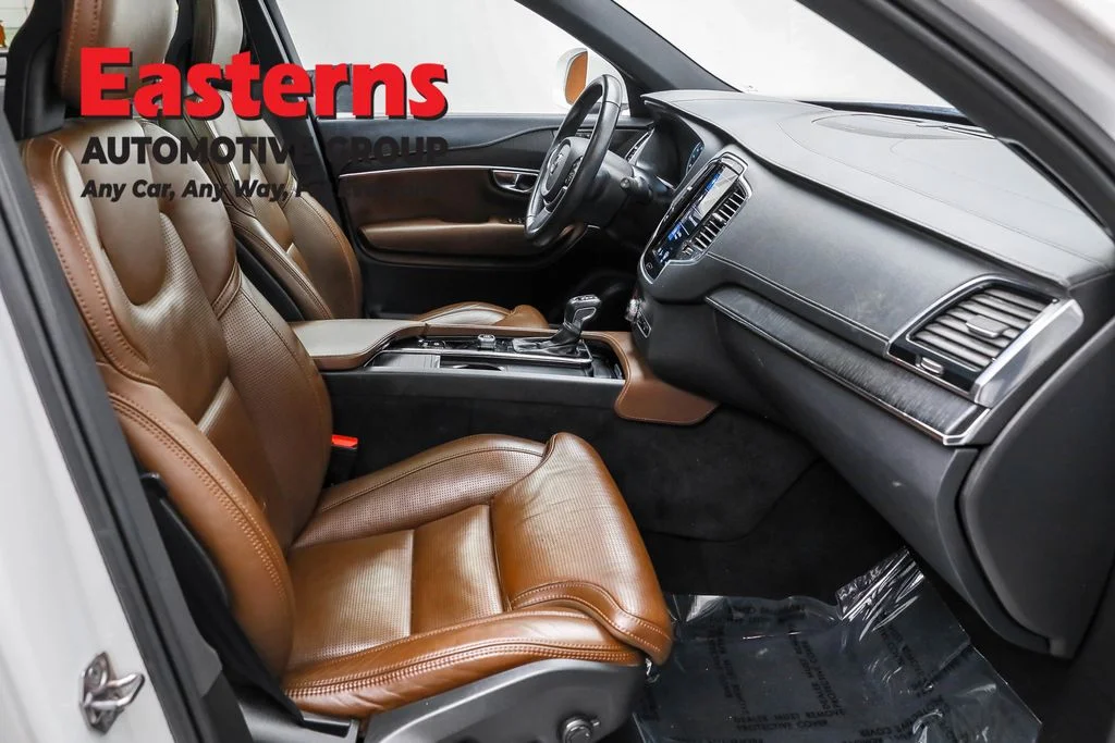 Used 2022 White Volvo T6 Inscription image 23