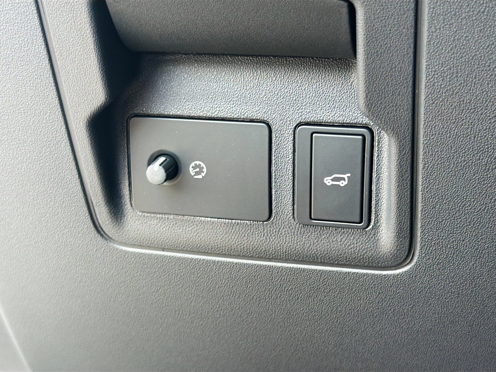 New 2026 Ostuni Pearl White Land Rover Belgravia Edition image 35