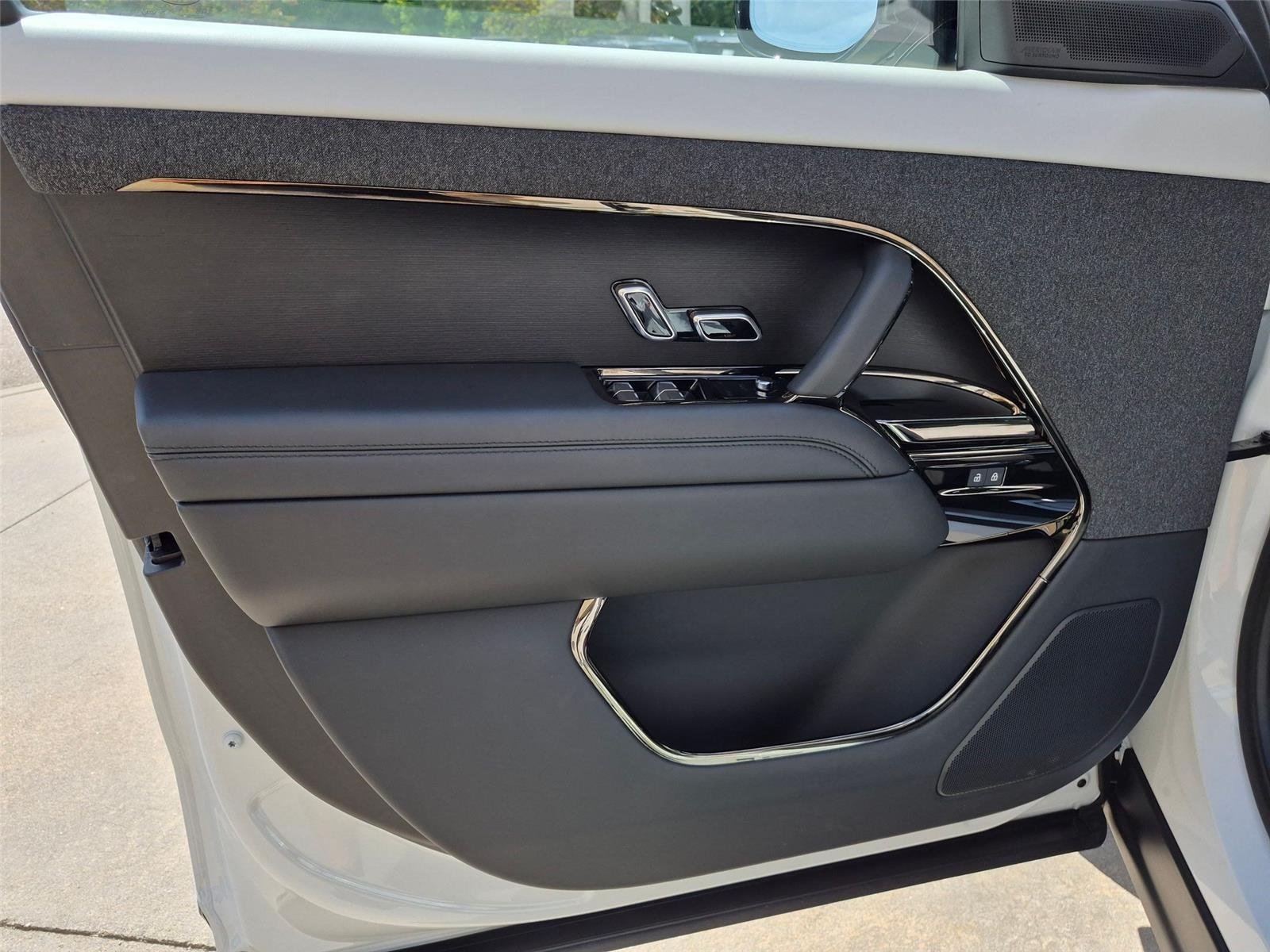Used 2024 Fuji White Land Rover Dynamic SE image 11