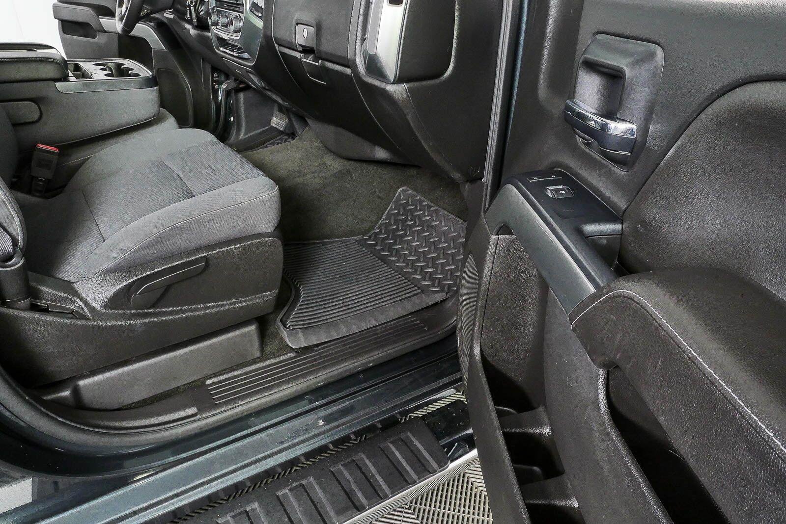 Used 2017 GRAPHITE METALLIC Chevrolet LT image 22