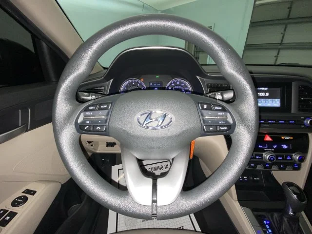Used 2020 Black Hyundai SE image 14