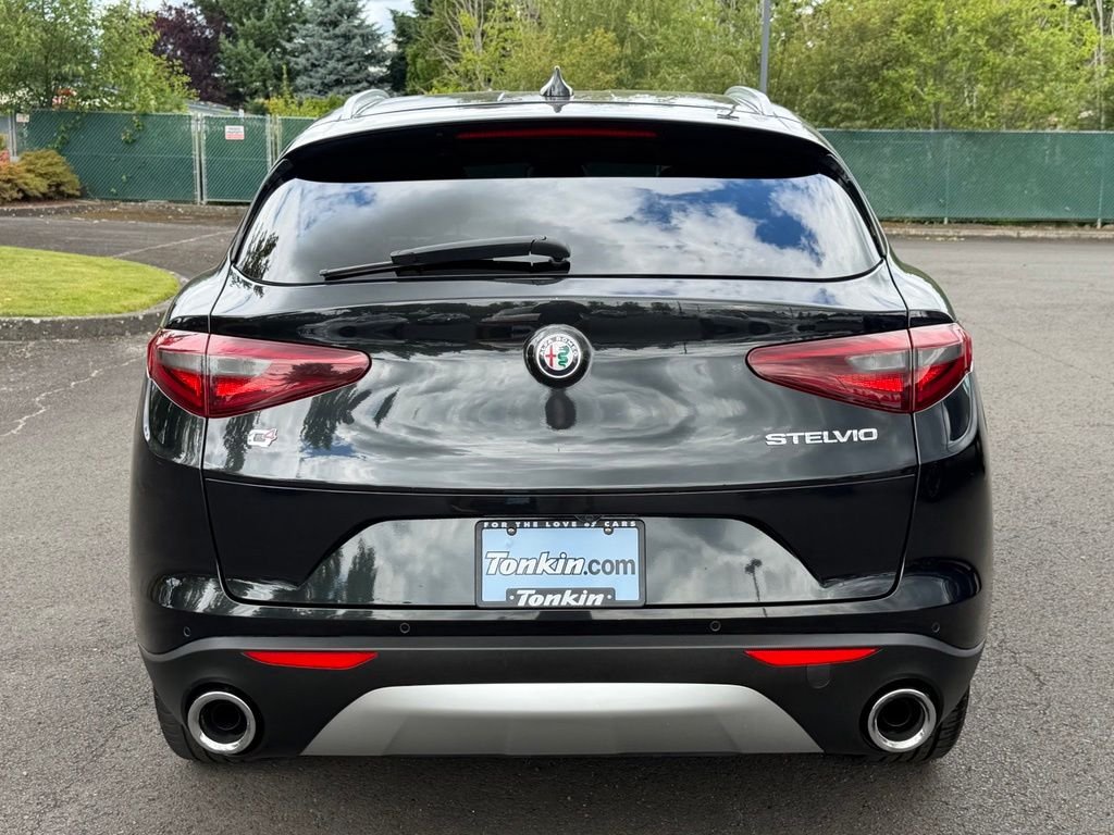 Used 2018 Vulcano Black Metallic Alfa Romeo Base image 7
