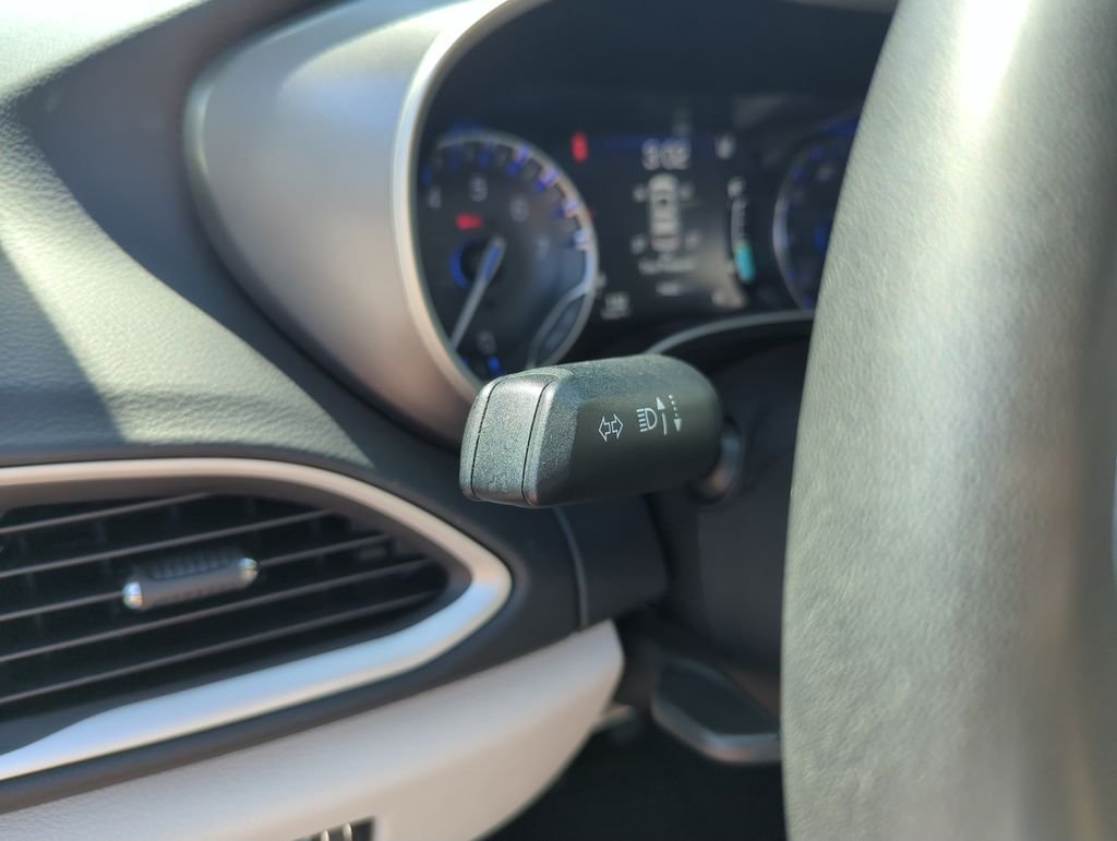 Used 2023 Silver Chrysler Touring L image 20