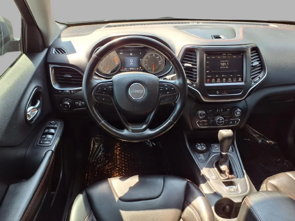 Used 2019 Silver Jeep Trailhawk image 6