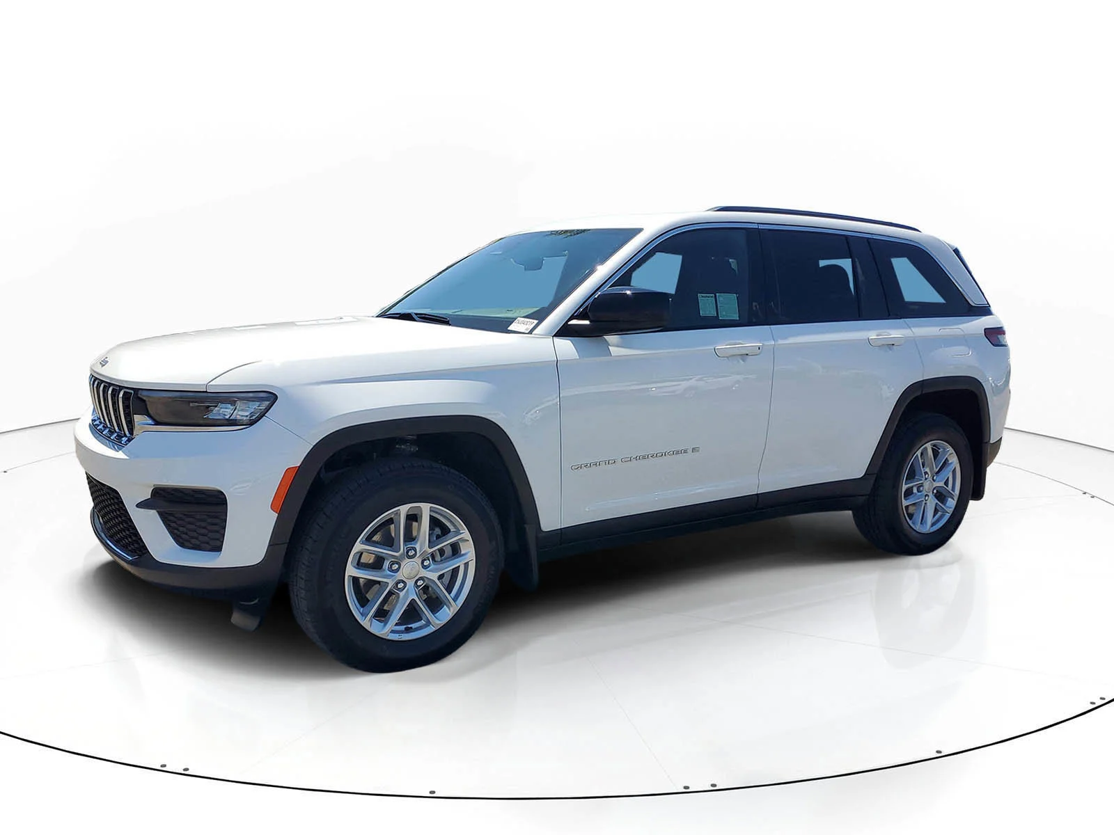 Used 2025 White Jeep Laredo X image 8
