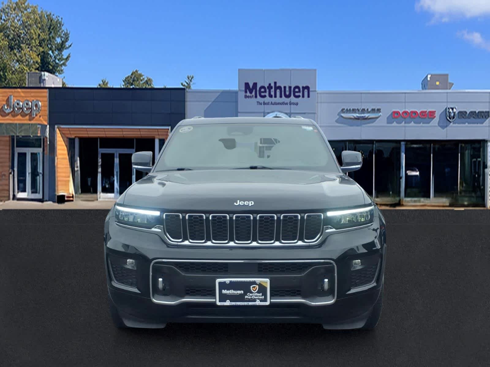 Used 2023 Diamond Black Crystal Pearlcoat Jeep Overland image 8