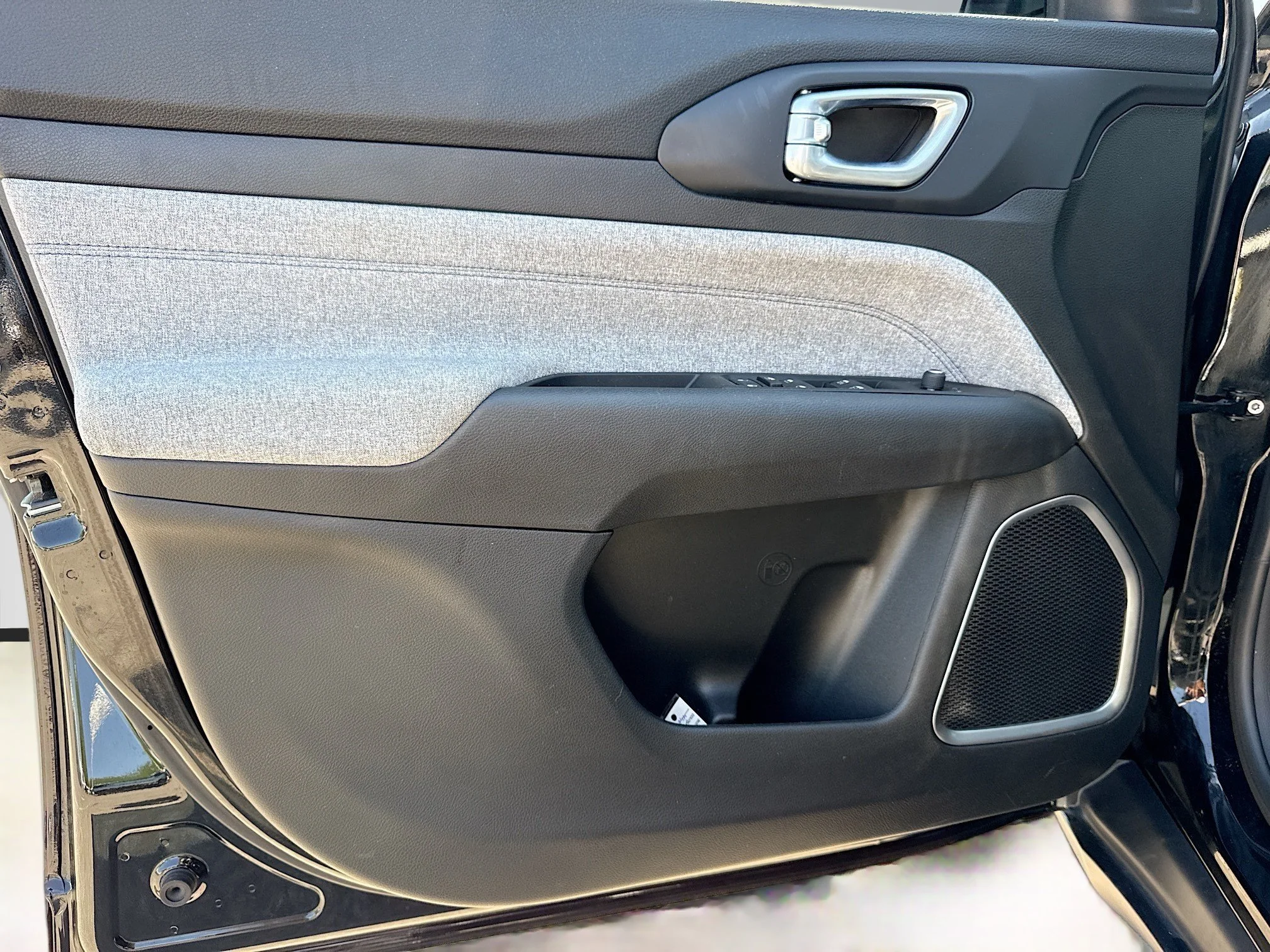 Used 2022 Diamond Black Crystal Pearlcoat Jeep Latitude image 21
