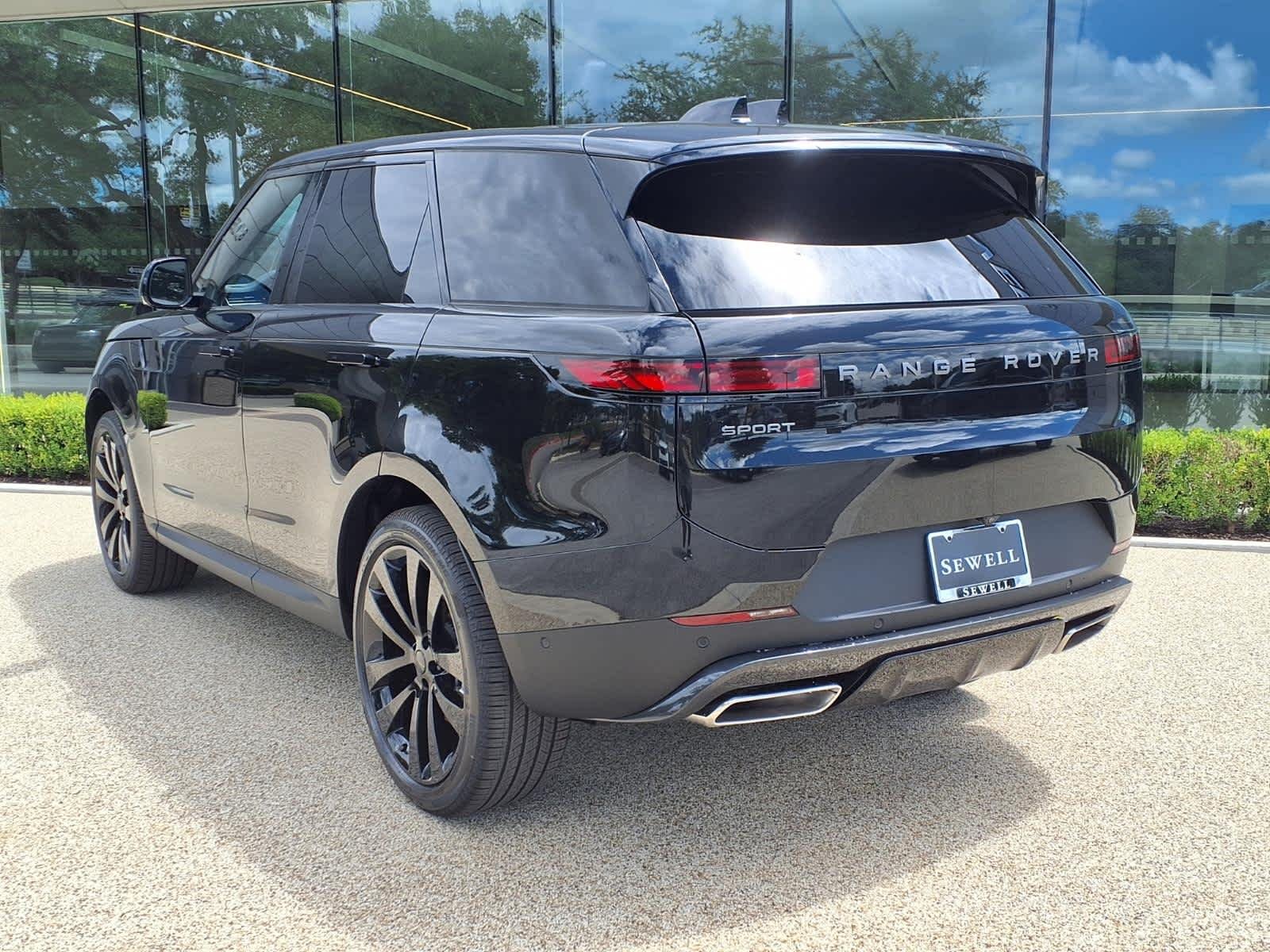 New 2026 Santorini Black Land Rover SE image 4