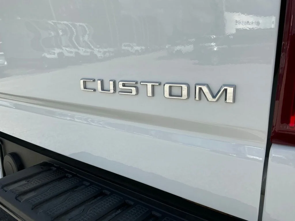 Used 2025 White Chevrolet Custom image 24