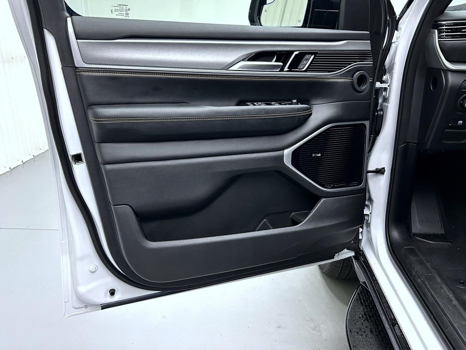 New 2026 Bright White Clear-Coat Exterior Paint Jeep 85th Anniversary Edition image 9