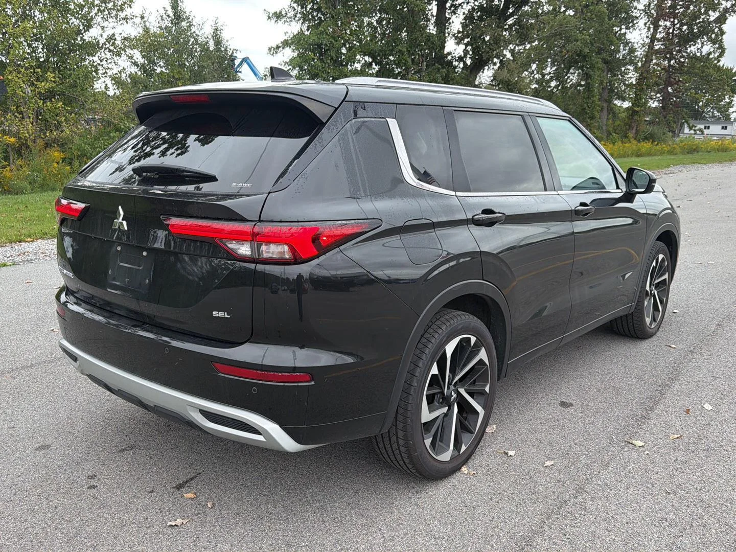 Used 2022 Black Diamond Mitsubishi SEL image 3