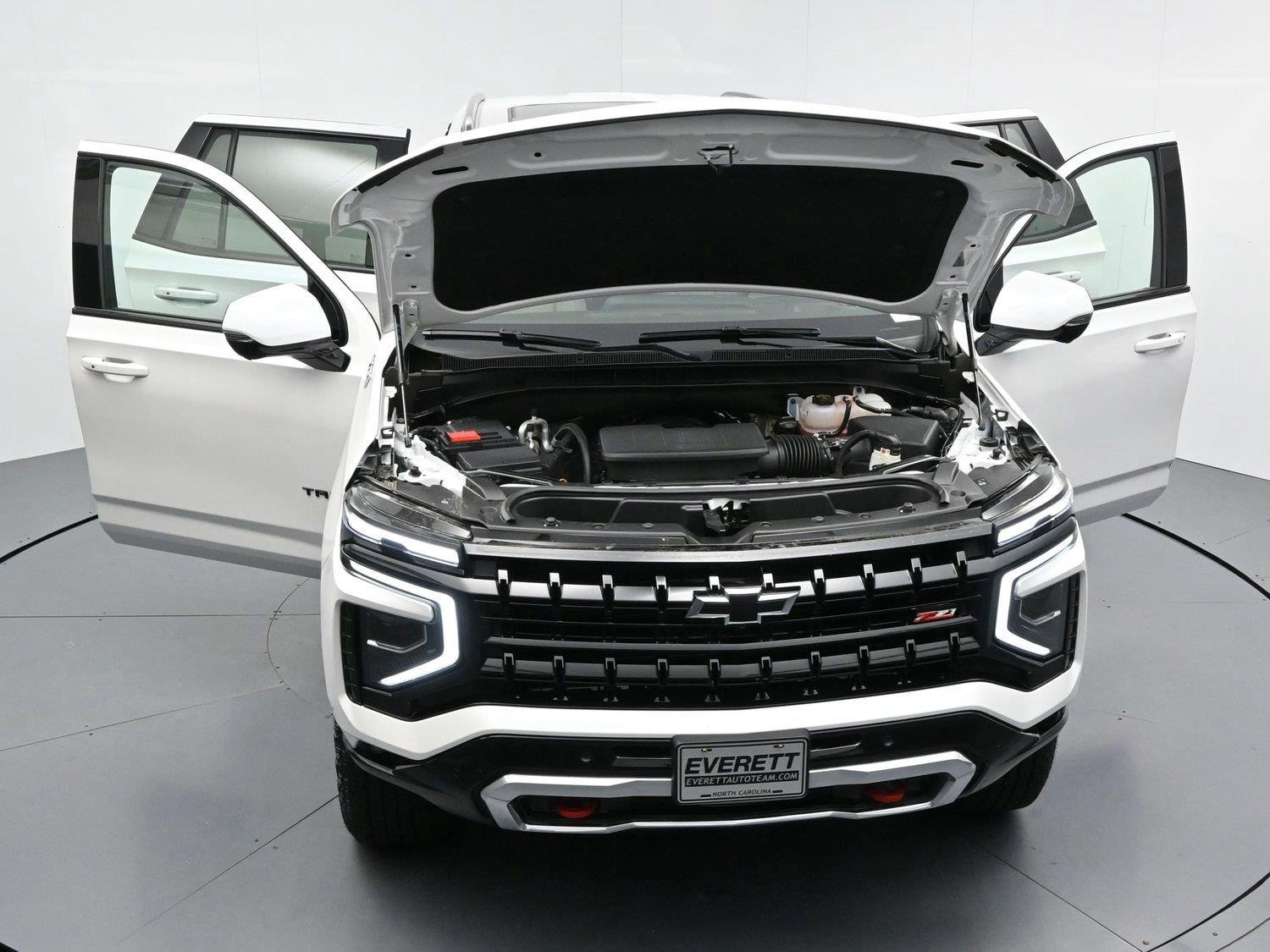 Used 2025 Iridescent Pearl Tricoat Chevrolet Z71 image 41
