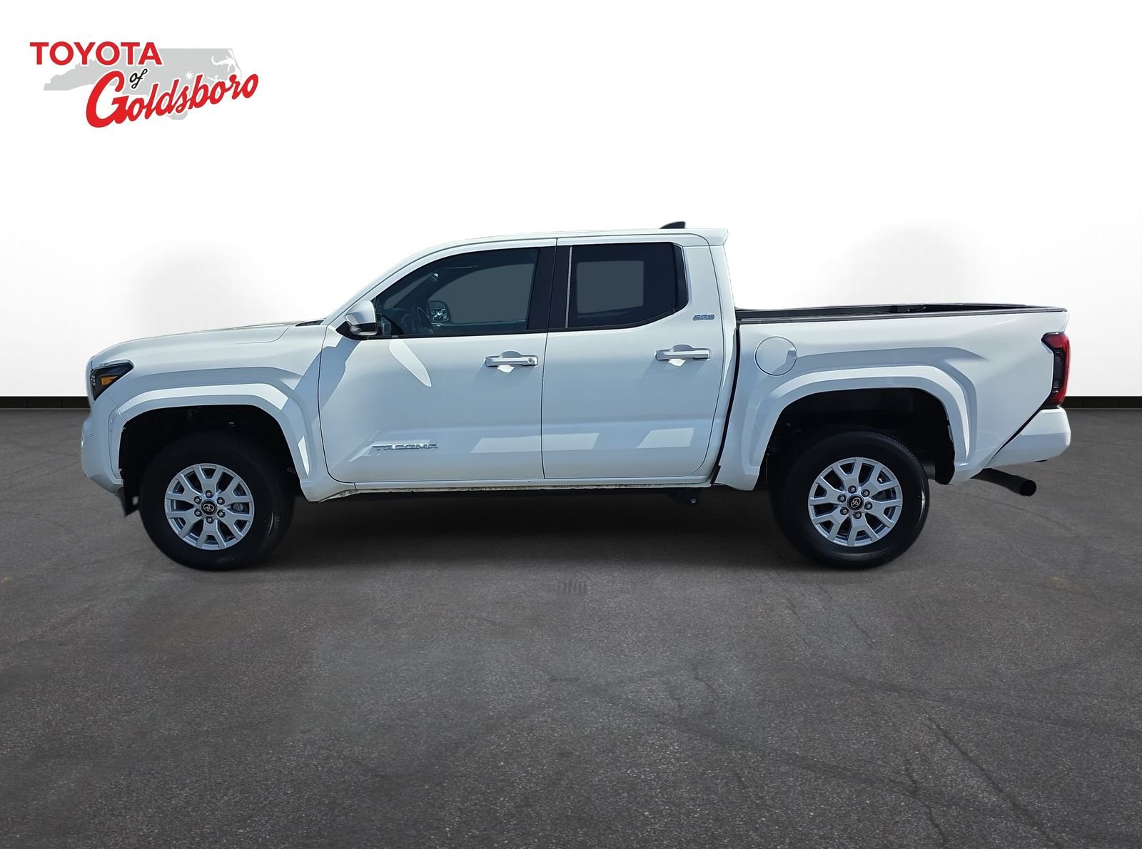 2025 Toyota Tacoma SR5 - Photo 8