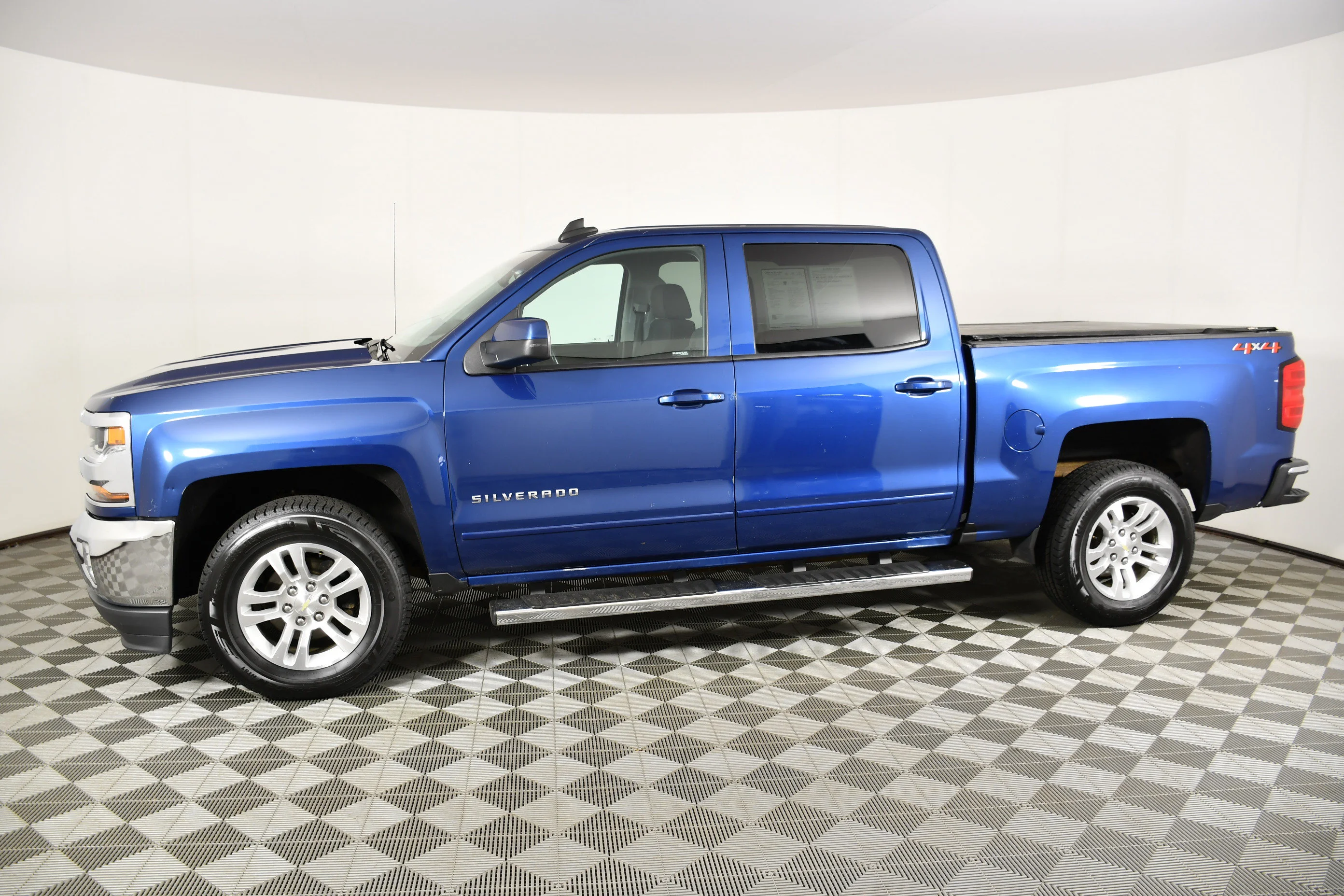 Used 2018 Deep Ocean Blue Metallic Chevrolet LT image 9