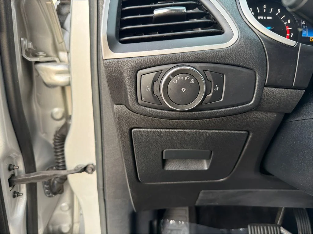 Used 2016 Ingot Silver Metallic Ford SEL image 18