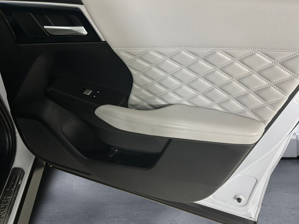 Used 2023 White Mitsubishi SEL image 15