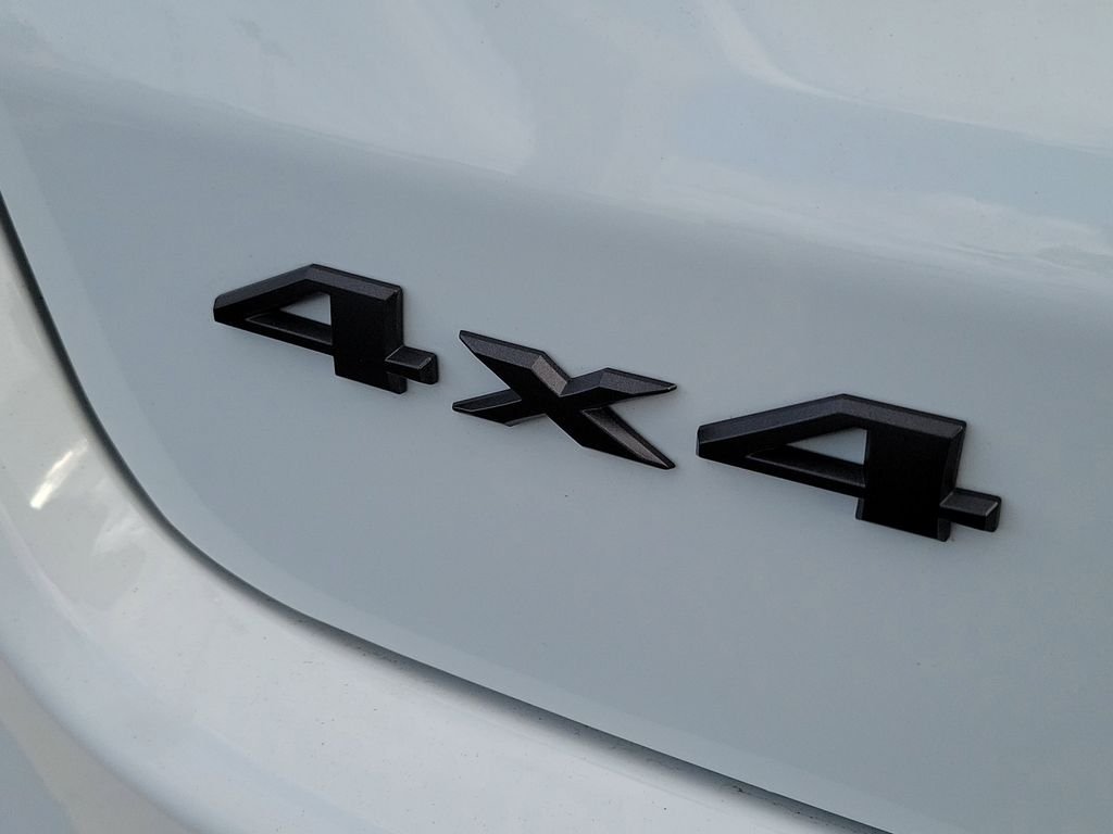 New 2026 Bright White Clearcoat Jeep Latitude image 7