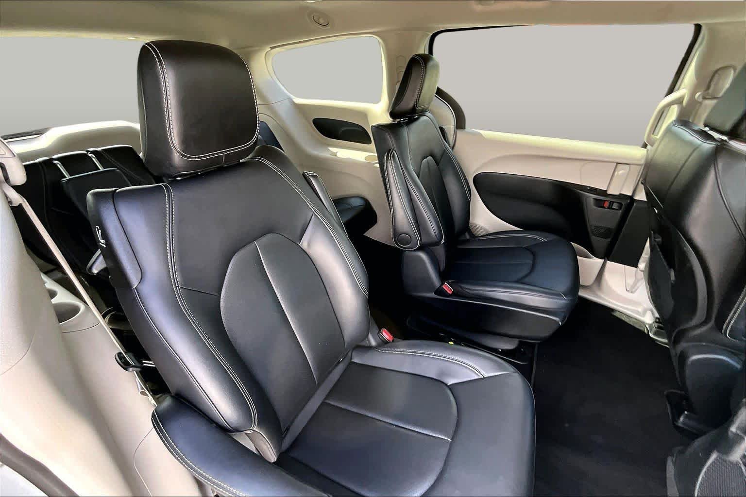 Used 2024 Bright White Clearcoat Chrysler Hybrid Select image 20