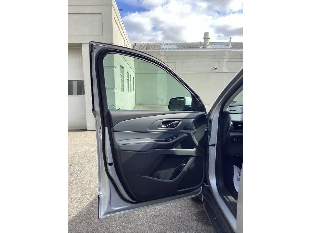 Used 2021 SILVER ICE METALLIC Chevrolet LT Cloth image 17