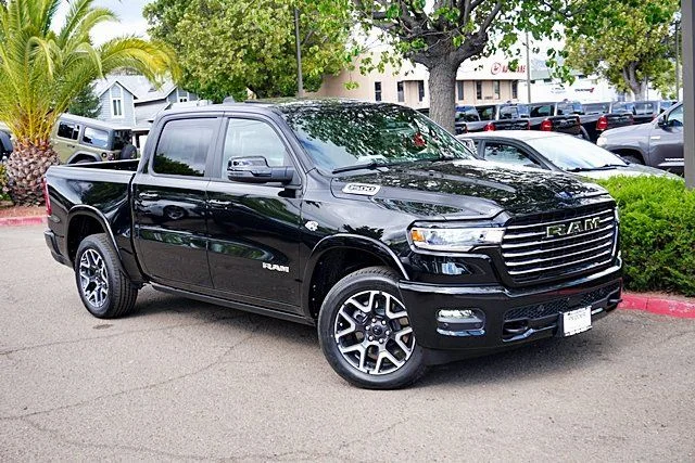 New 2026 Diamond Black Crystal Pearl-Coat Exterior Paint RAM Laramie image 3