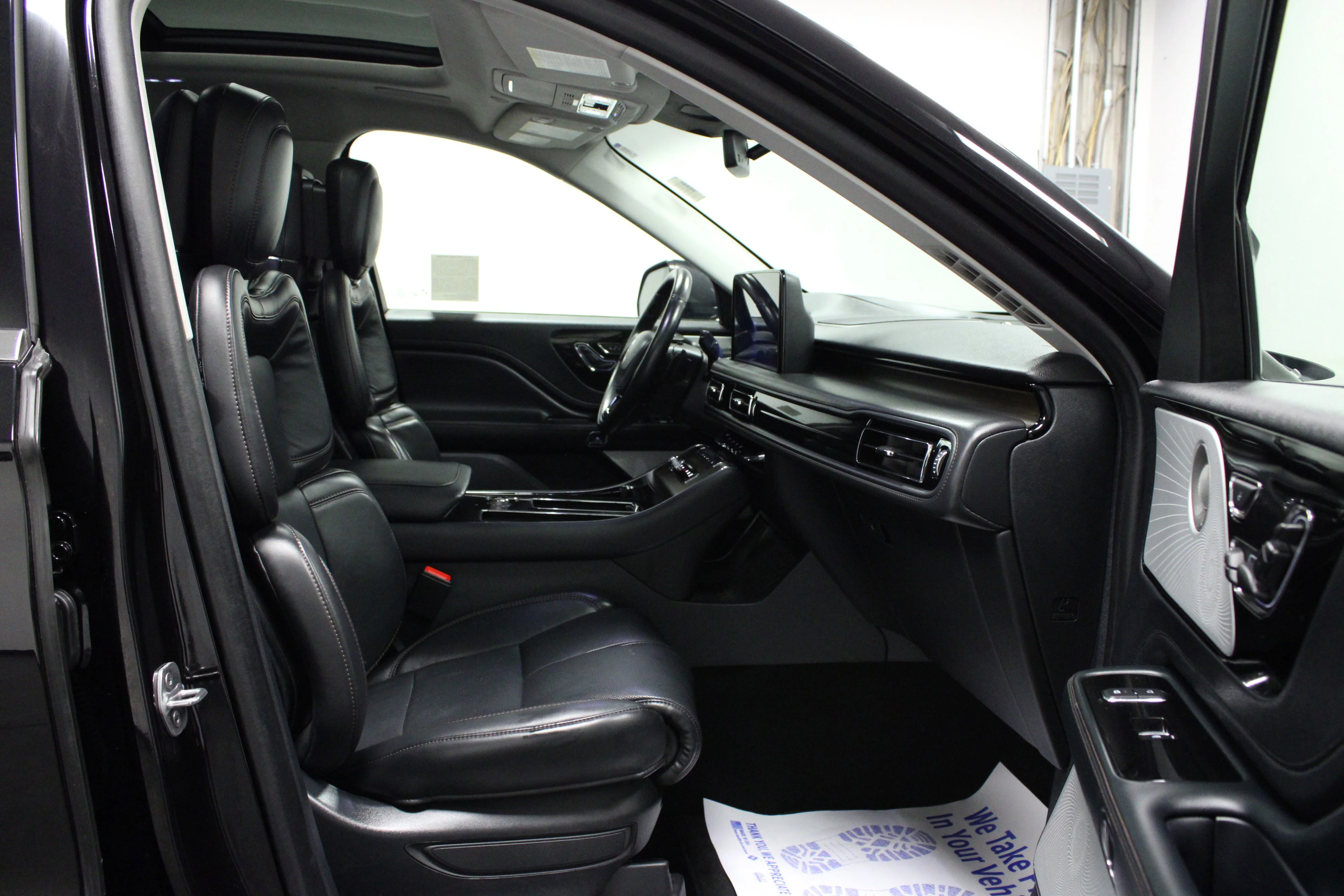 Used 2025 Infinite Black Metallic Clearcoat Lincoln Reserve image 17