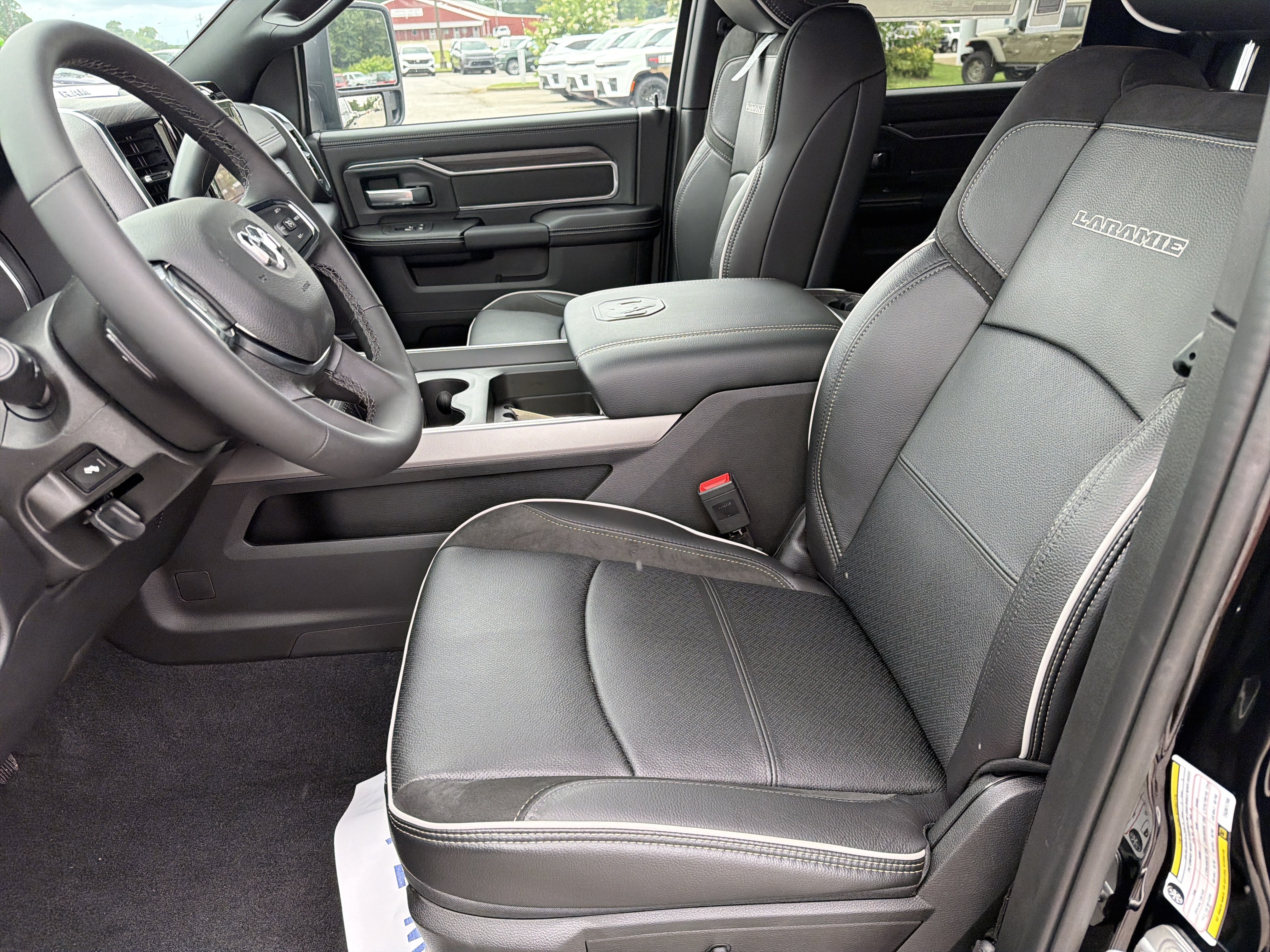 New 2026 Diamond Black Crystal Pearl-Coat Exterior Paint RAM Laramie image 10