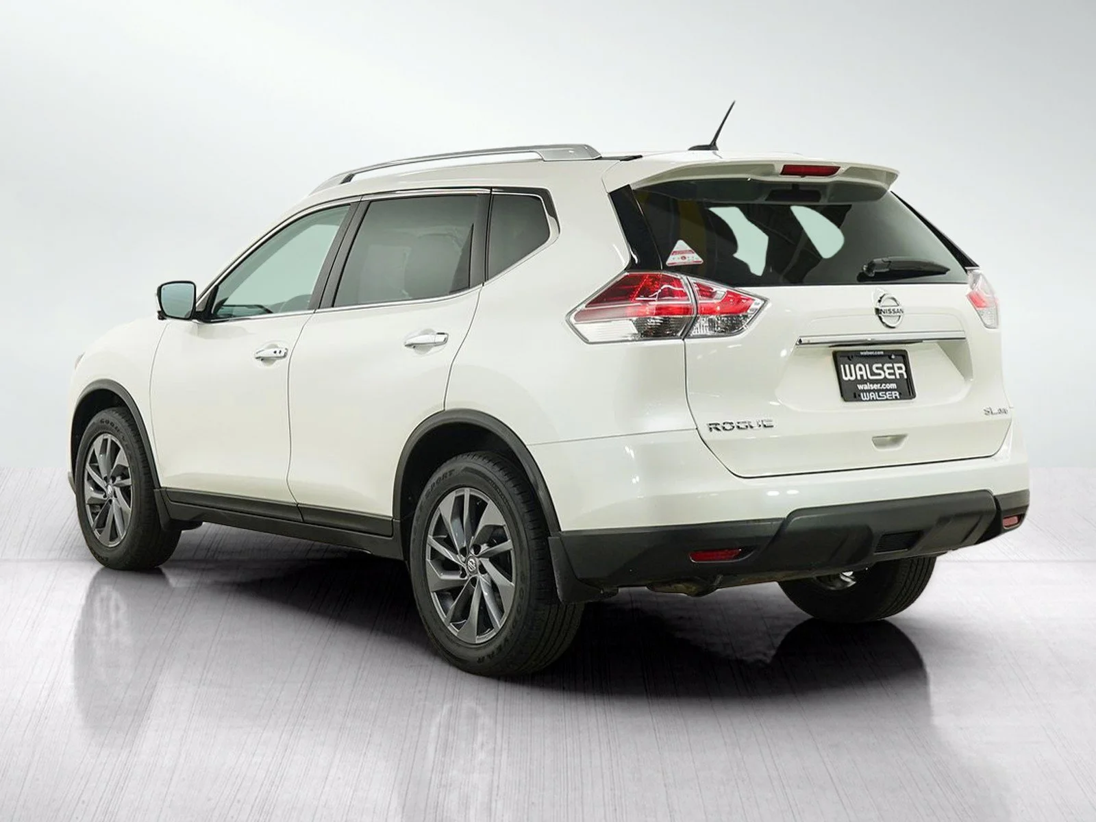 Used 2016 Pearl White Nissan SL image 3