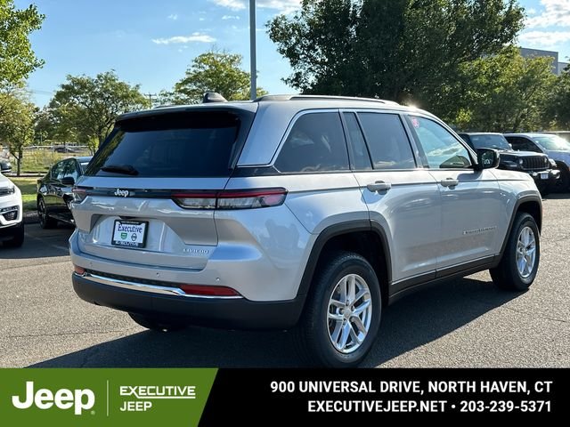New 2025 Silver Zynith Exterior Paint Jeep Laredo X image 2