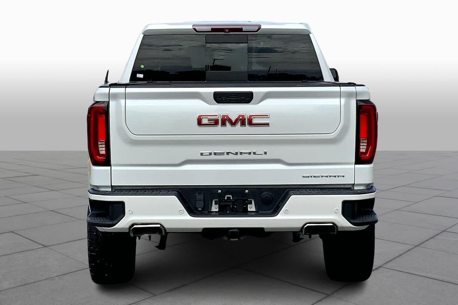 Used 2019 White Frost Tricoat GMC Denali image 5