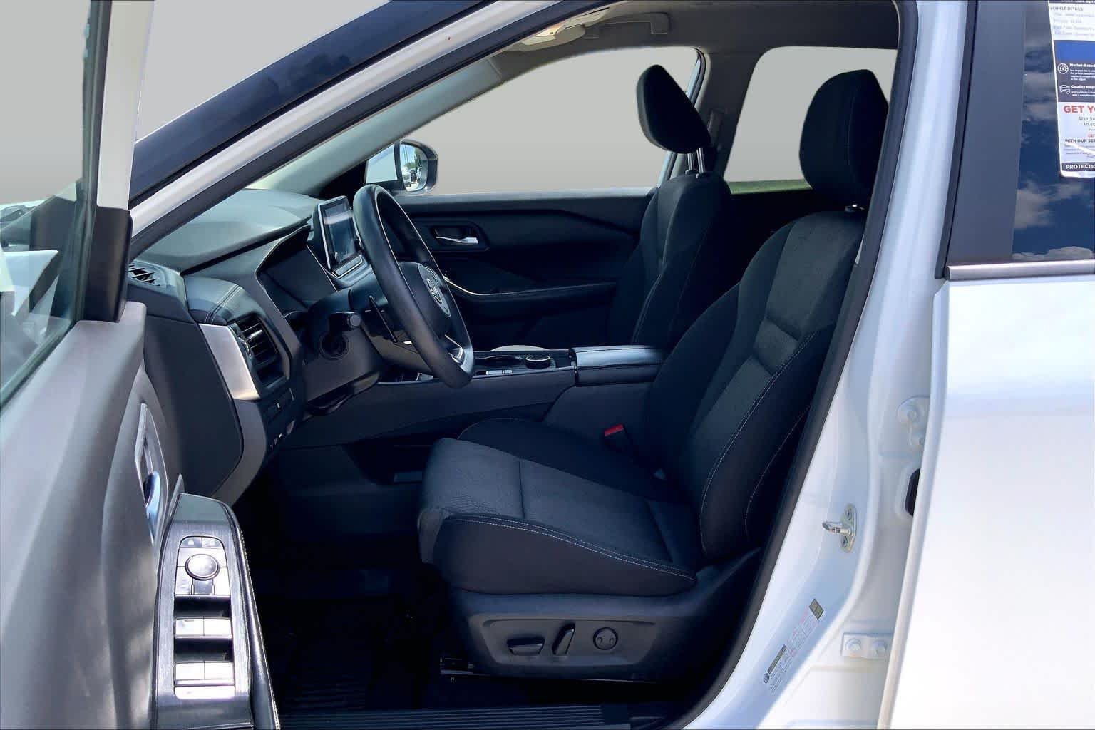 Used 2024 Everest White Pearl Nissan SV image 8