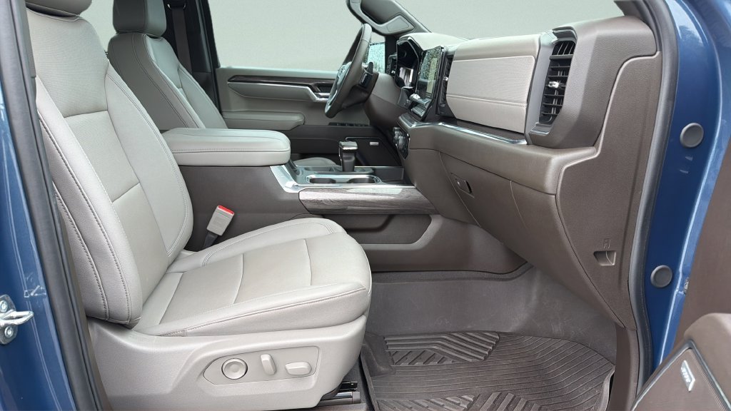Used 2024 Blue Chevrolet LTZ image 31