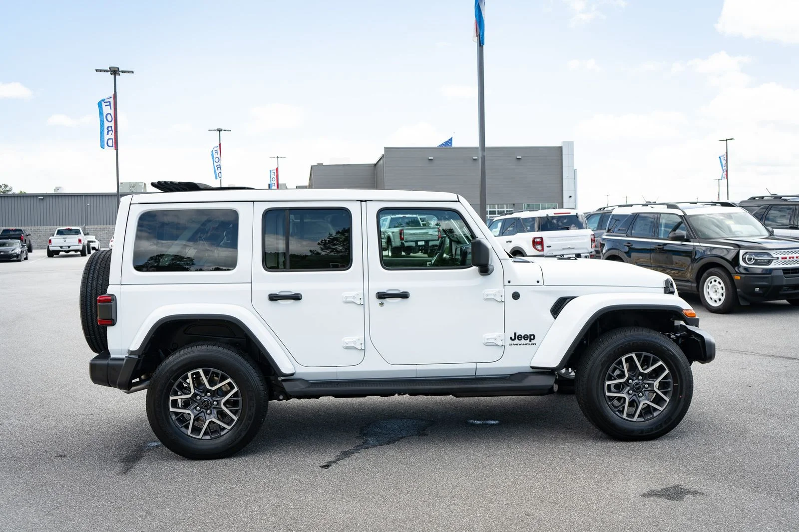 New 2026 Bright White Clear-Coat Exterior Paint Jeep Sahara image 10