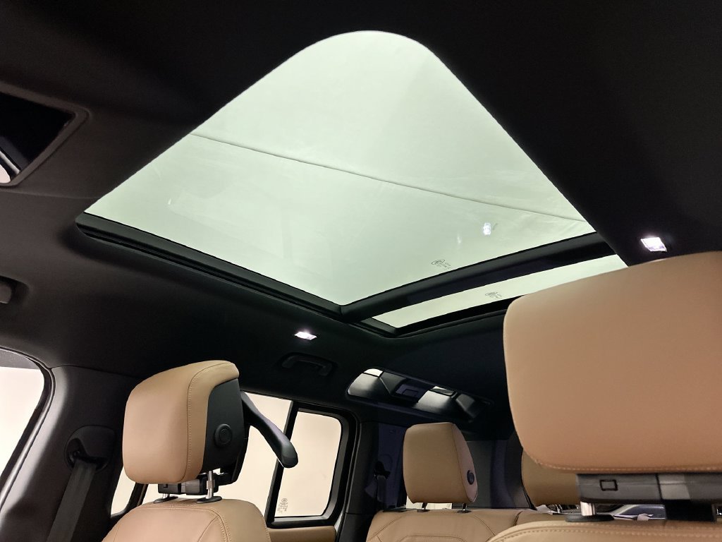 New 2026 Fuji White Land Rover X-Dynamic SE image 11