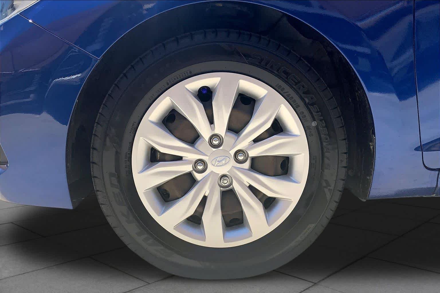 Used 2022 Admiral Blue Hyundai SE image 10