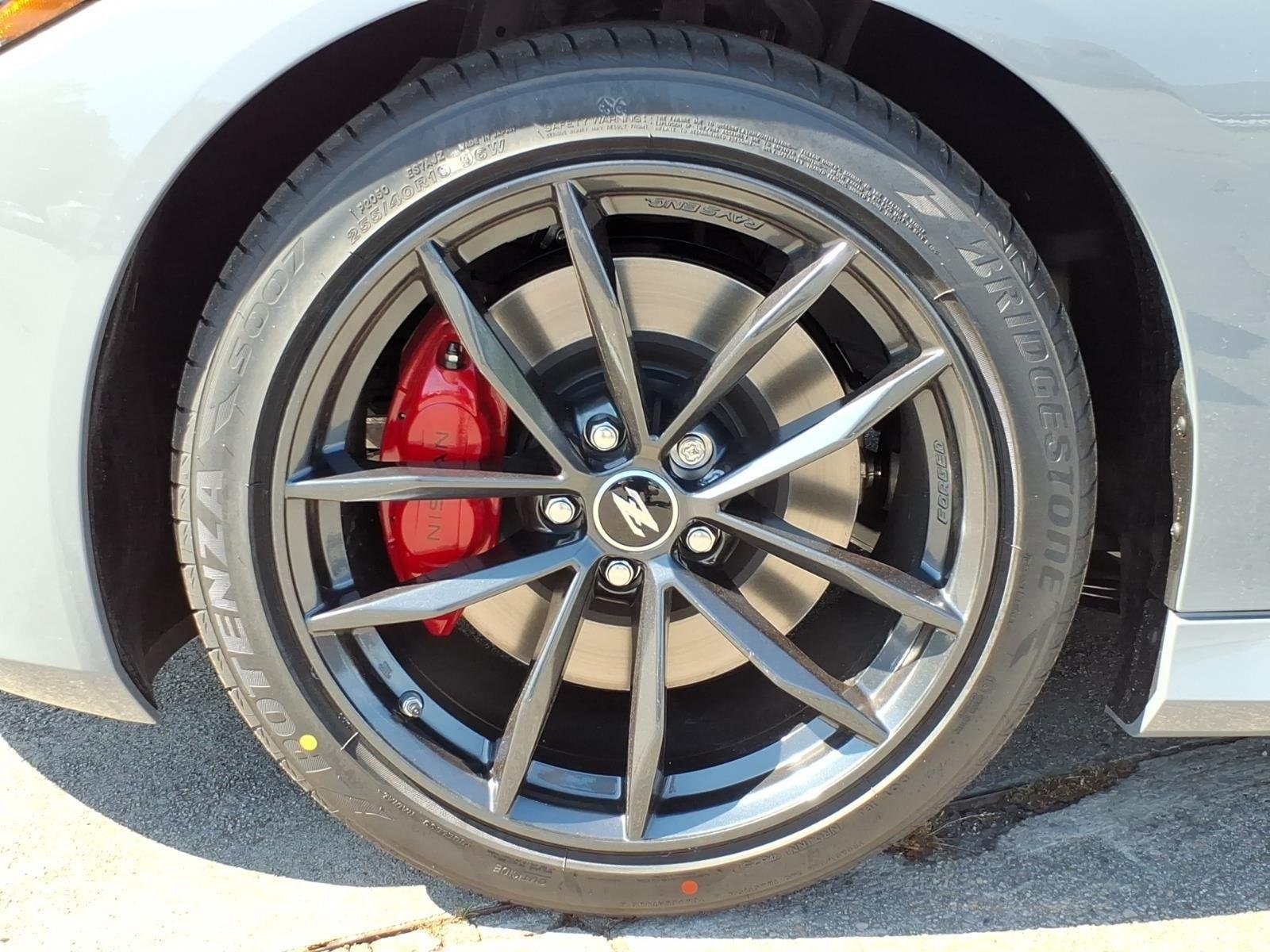 New 2026 Boulder Gray Pearl / Super Black Two-tone Nissan Performance image 4