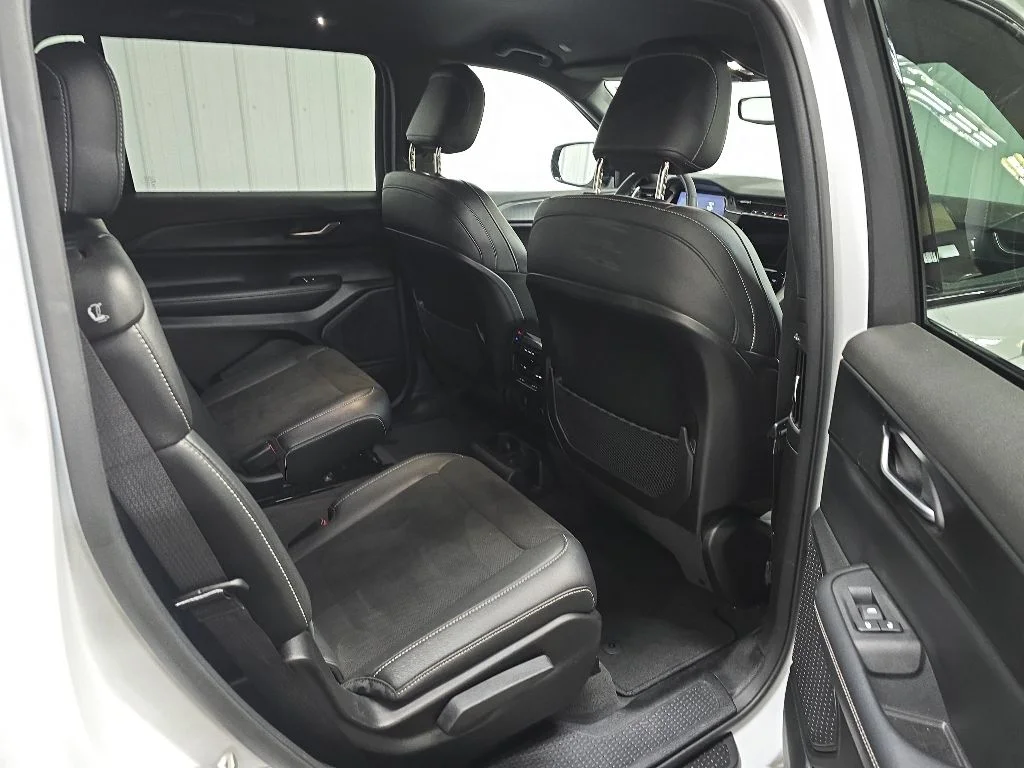 Used 2023 White Jeep Altitude image 17