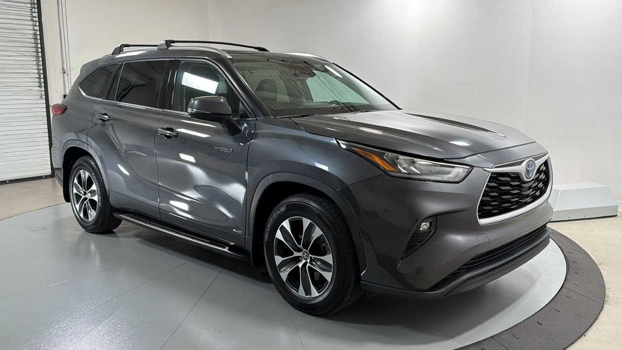 Used 2020 Gray Toyota XLE image 3